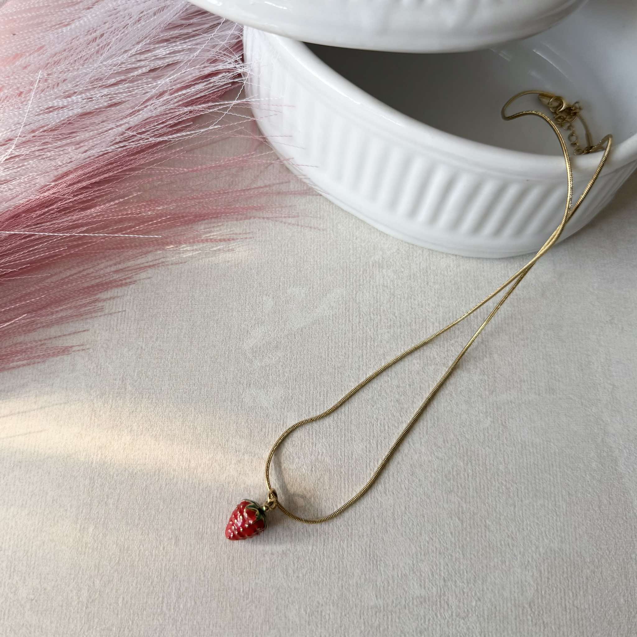 grandinėlė ,,Braškytė"